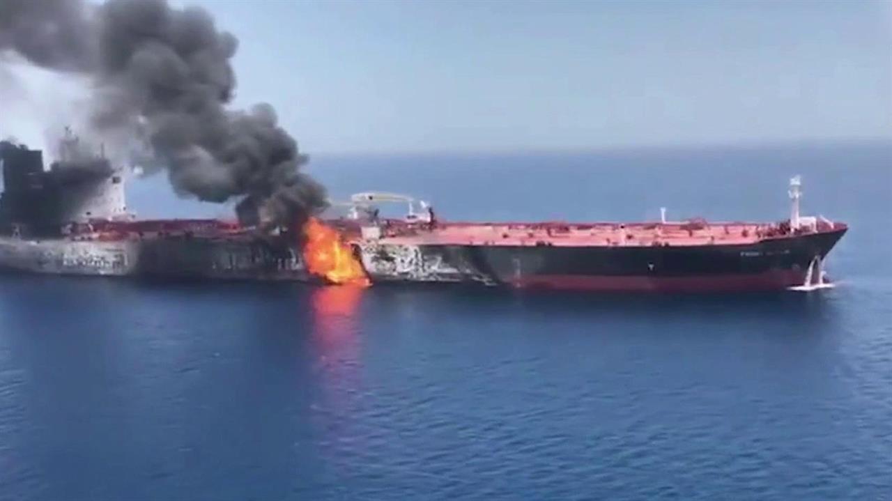 В Оманском заливе произошла атака на два танкера