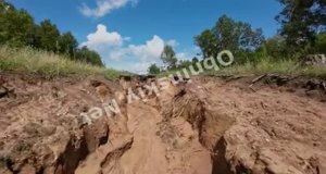 После вырубки деревьев под ЛЭП размывает склон