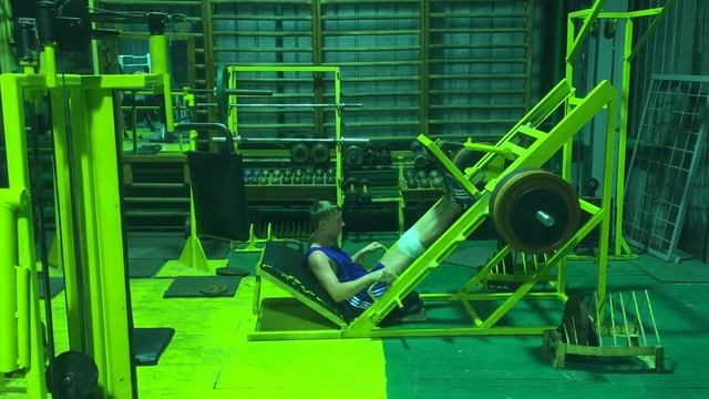 Жим ногами, лёжа ( 170 кг ) смотреть онлайн