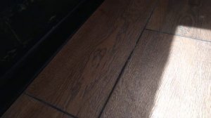 Установил черные плинтуса на балконе. Показываю результат