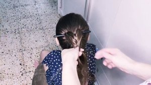 Лёгкая и красивая причёска с помощью карандаша.