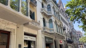 Walking tour Passeig de Gracia Barcelona Street Music, Casa Amatller, Casa Batllo...