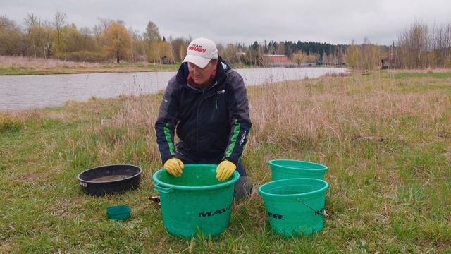 Замес прикормки руками. Секреты рыбалки от Юрия Радугина.