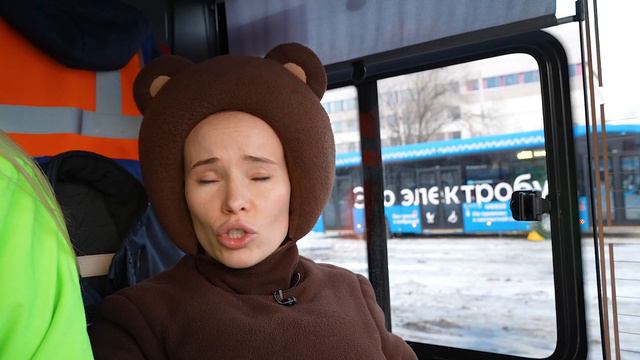 Маленькая Вера - Медведю подарили автобус - электробус | Профессия - водитель автобуса