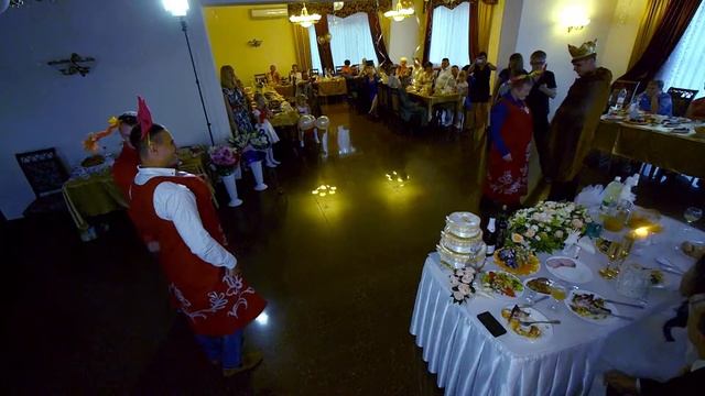 Три девицы и король смотреть онлайн