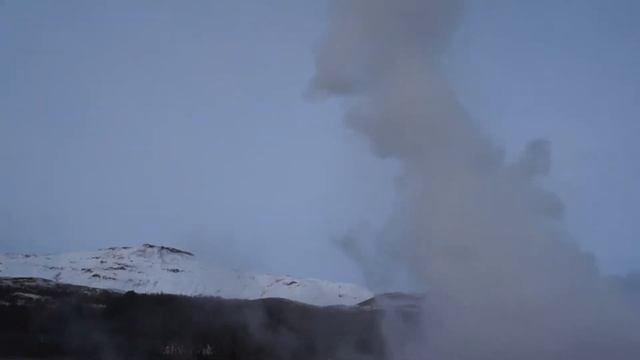 Strokkur - Гейзер Строккюр (Исландия) смотреть онлайн