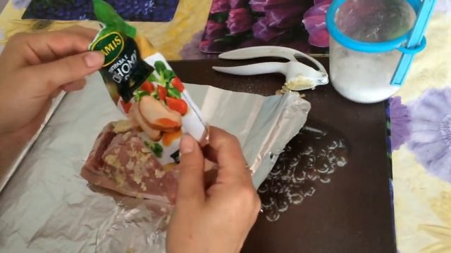 Свинина в фольге, запеченная в мультиварке. Готовим с Макошей. смотреть онлайн