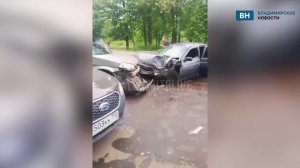 Во Владимирской области в жилом районе произошло лобовое столкновение легковушек