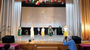 Танец "Слышишь кто-то идёт" на новый год