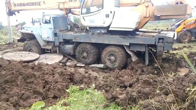 Кран застрял в грязи.
