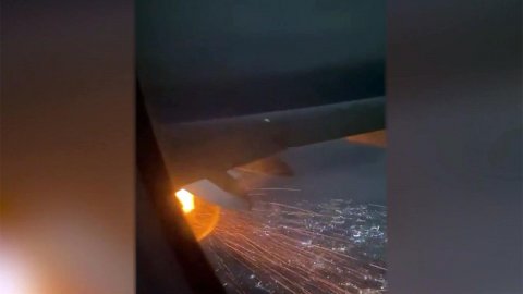 В сети появились кадры летящего 45 минут самолета с горящим двигателем