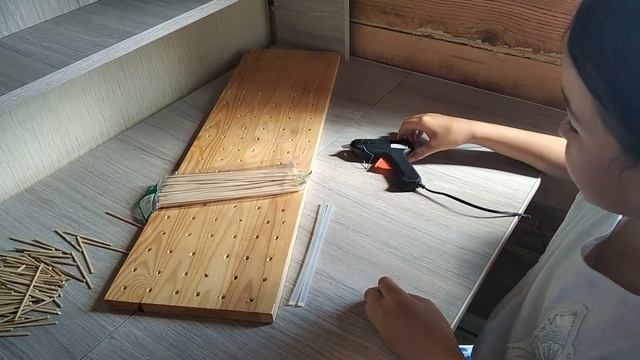 Подставка для ниток-катушек своими руками быстро и экономично. Катушница. смотреть онлайн