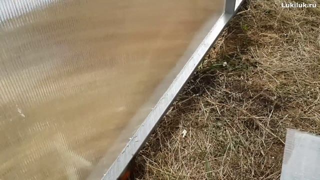 Строительство теплицы. Часть 4. (Обшивка поликарбонатом и утепление) смотреть онлайн