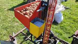 Нарезка борозд, посадка картофеля 2023