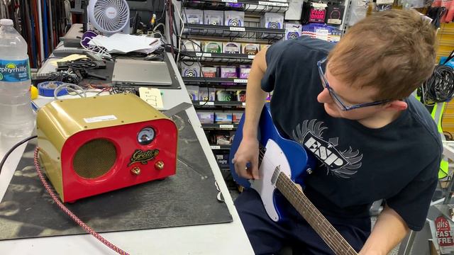 Fender Greta Pawn Shop Series Guitar Combo смотреть онлайн