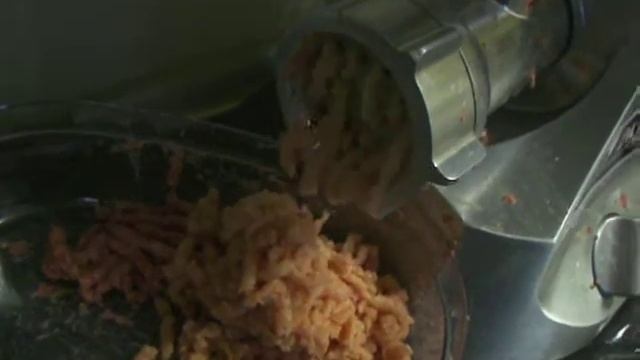 Zalmfilet malen met de Kenwood Excel Pro Vleesmolen MG700 смотреть онлайн