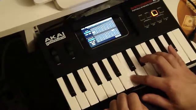 Sundance Road - demoing the Akai SynthStation25 iPhone iPod app смотреть онлайн