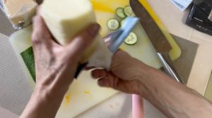 Нож Santoku knife за наклейки из Пятёрочки. Насобирала и взяла, показываю как режет