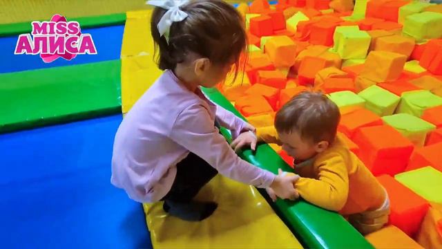 АЛИСА В ПАРКЕ ИГРАЕТ С ТИМУРОМ, СТРОИТ ДОМИК И КАТАЮТСЯ ВМЕСТЕ НА ГОРКАХ 🪁🧩🎯🧸🕹