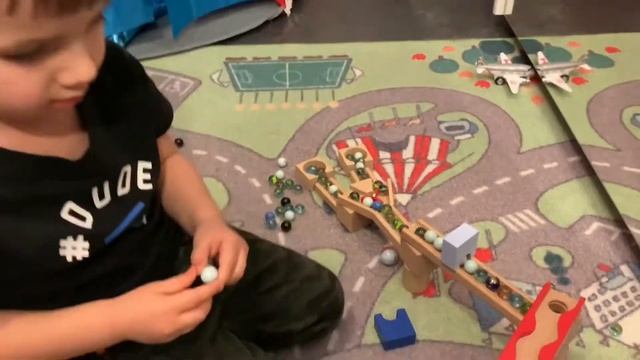 Максим и мама играют с детским деревянным лабиринтом и очень много стеклянных шариков смотреть онлайн