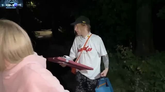 ХАЗЯЕВА ПОЗДРАВЛЯЮТ КОСТЮ С ДНЁМ РОЖДЕНИЯ! | РАСПАКОВКА ПОДАРКОВ ОТ СЕМЬИ КОСТИ смотреть онлайн