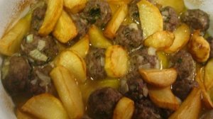 Тушеная картошка с тефтелями