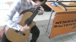 Классическая гитара с вырезом cutaway в продаже.