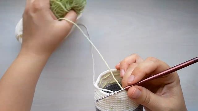 Смена нити крючком, вяжем кофточку в горошек смотреть онлайн