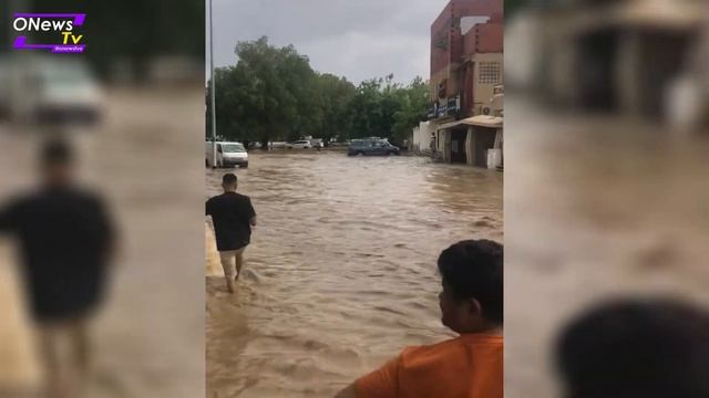 Saudi Arabia!!! The holy city of Mecca Today's flash floods, heavy rain washes away many vehicles смотреть онлайн