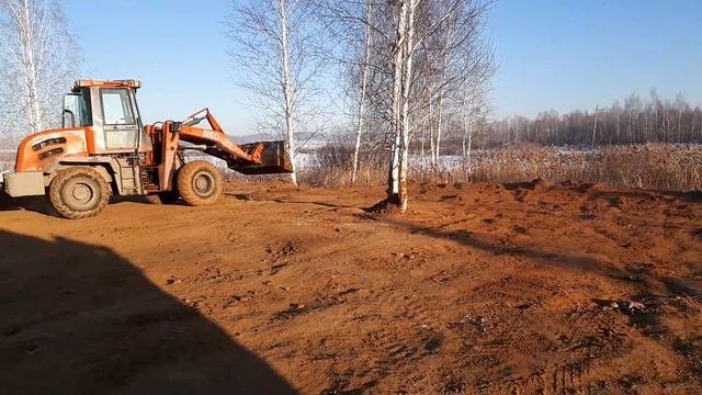 Отсыпка и планировка грунта.