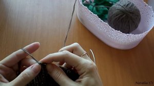 Детская шапочка спицами с модной макушкой. Осенне-весенняя шапка с ушками. Мастер - класс.