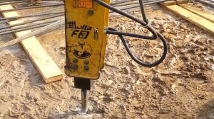 Мал, да удал! Гидравлический молот Delta F 3 для мини техники