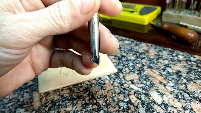 тиснение рисунка на коже растительного дубления смотреть онлайн