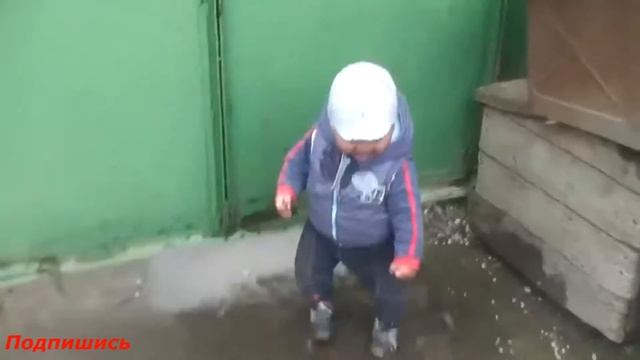 Дети грязи не боятся!Чем больше воды и грязи на улице,тем счастливее детство!(Прикол) смотреть онлайн