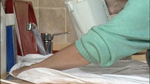 Как вывести пятна от вина со скатерти. Совет 18 смотреть онлайн