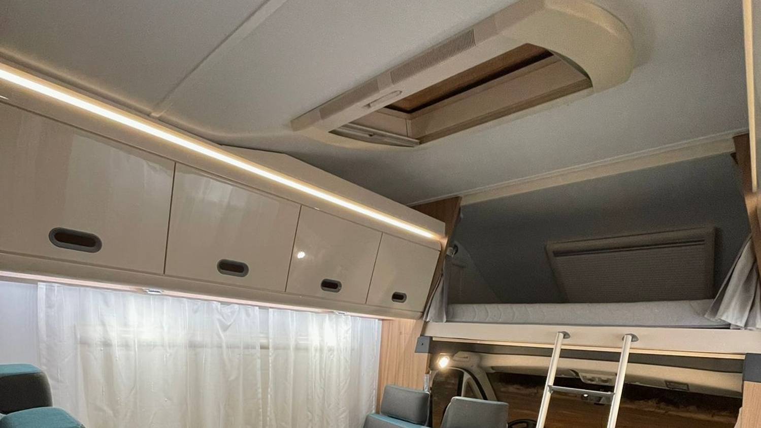 Видеообзор окон и люков в автодоме Sun Living 2019 года