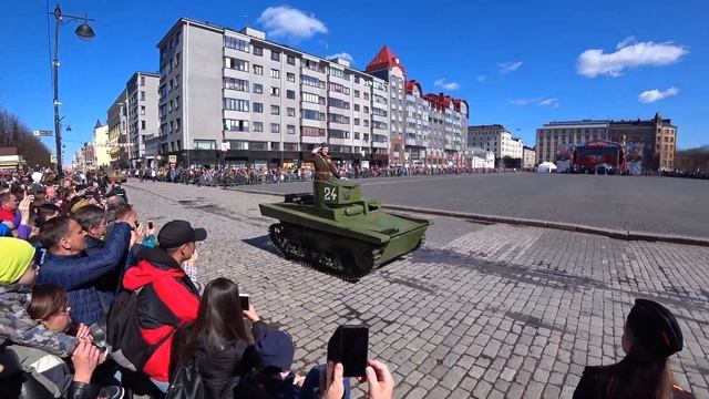 Выборг/ 9 Мая/ Сходили на парад и пообедали на даче. смотреть онлайн