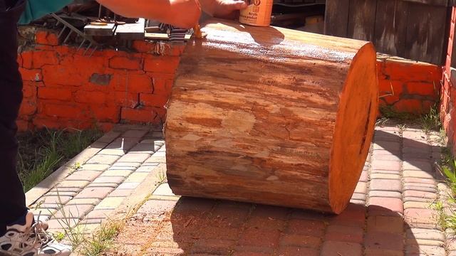 Цветы во дворе. Оригинальная подставка. Петунии в ящике. смотреть онлайн