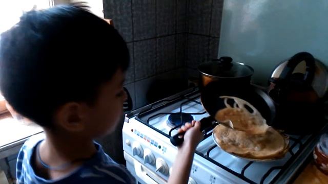 Марк печёт (жарит) блины (7 лет) смотреть онлайн