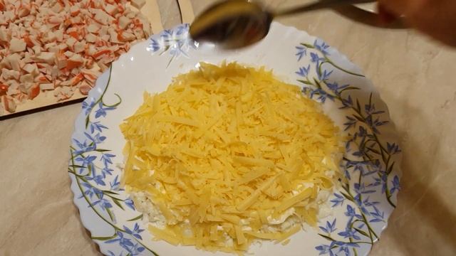 Нежный и вкусный салат с крабовыми палочками. Слоеный салат // на праздничный стол?