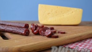 Яичница с колбасой и сыром