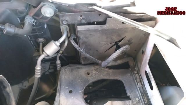 2017 Chevy Silverado Cómo cambiar los faros o focos (How to change the headlights) смотреть онлайн