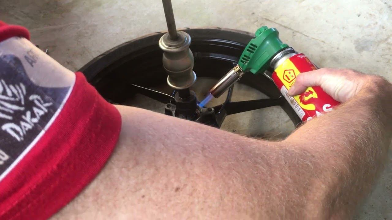 Замена подшипников переднего колеса KTM 690 DUKE смотреть онлайн