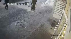 Новосибирск, пьяное семейство нападает на полицейского и травит его собакой