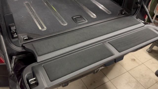 BMW X5 G05 обшивка нижней крвшки багажника от Х7 смотреть онлайн