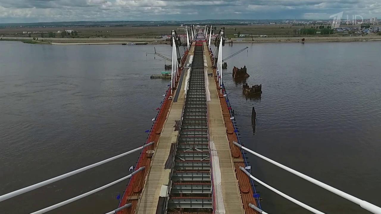 На Дальнем Востоке строители из Китая и России состыковали части общего моста через Амур