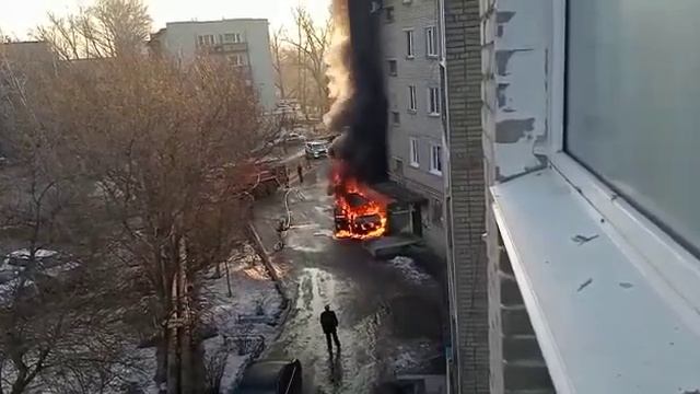 Микроавтобус сгорел во дворе жилого дома в Костанае смотреть онлайн