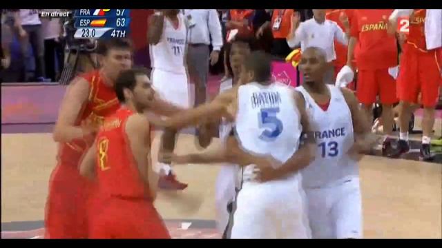 Nicolas Batum hits Juan Carlos Navarro ! смотреть онлайн