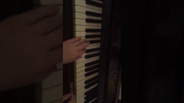 Играем гамму Си-бемоль мажор на пианино смотреть онлайн