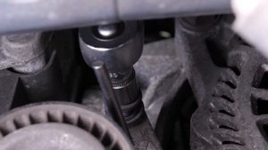 How to replace the accessory belt Peugeot 207 1.4 8V ?